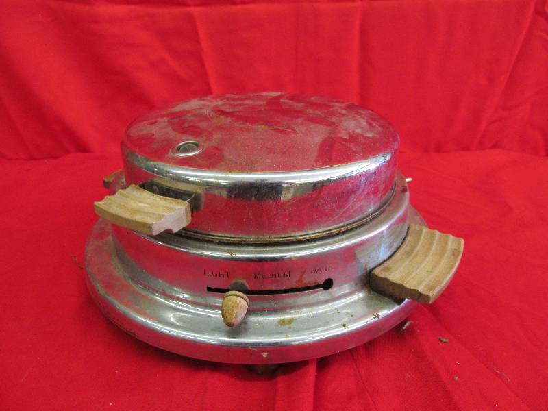 lot 185 image: Vintage Waffle Iron