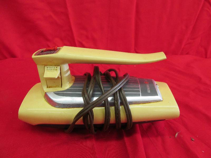 lot 189 image: Vintage GE Mixer