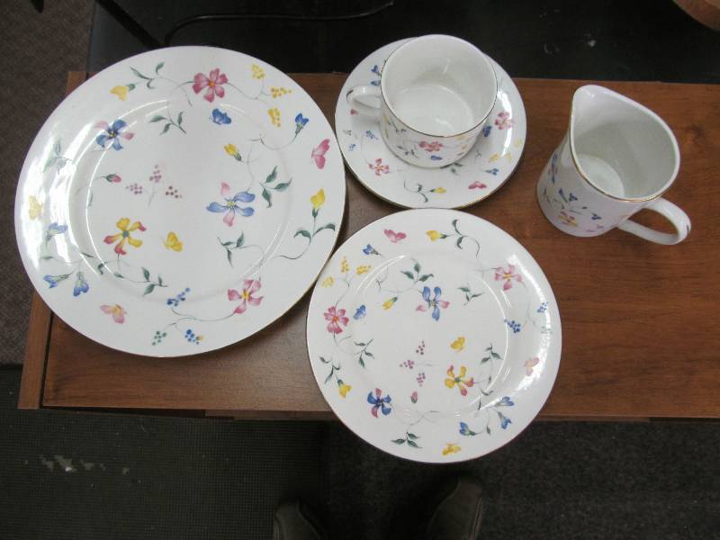 lot 232 image: Totally Today Dish Set