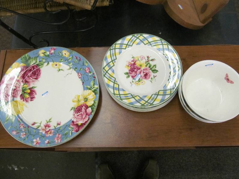 lot 235 image: Waverly Dishes