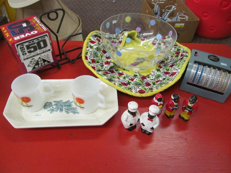 lot 238 image: Salt & PepperTray