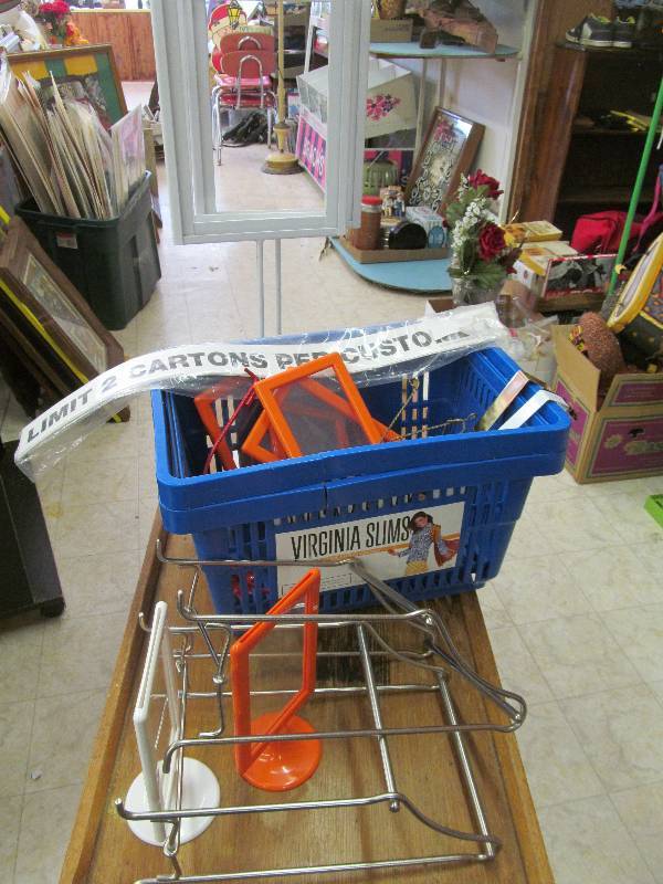 lot 247 image: Menu HoldersShopping Baskets
