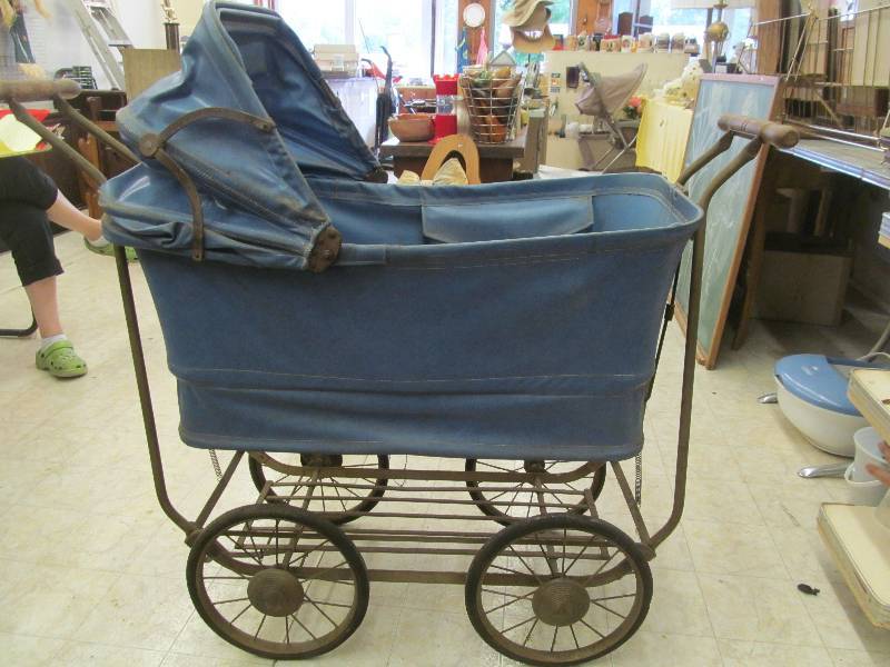 lot 250 image: Vintage Baby Buggy