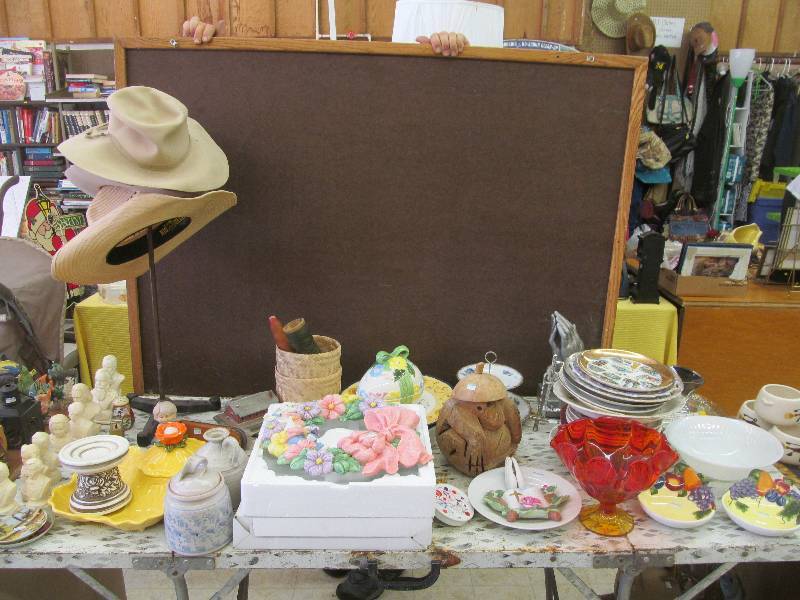 lot 265 image: Collectible PlatesFiguresBowls