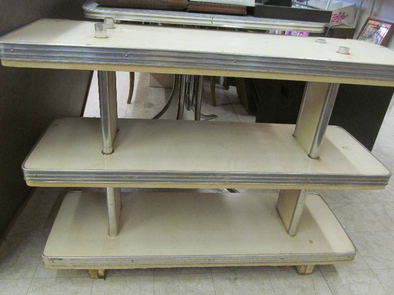 lot 267 image: Vintage Display Shelf