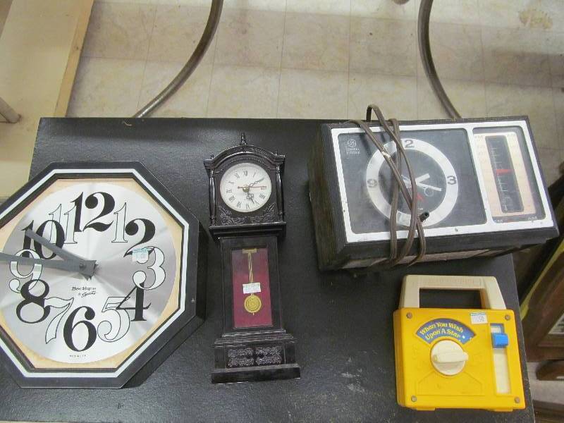 lot 274 image: Clocks