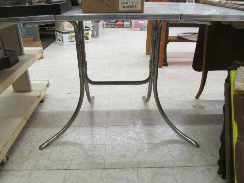 lot 277 image: Vintage Table