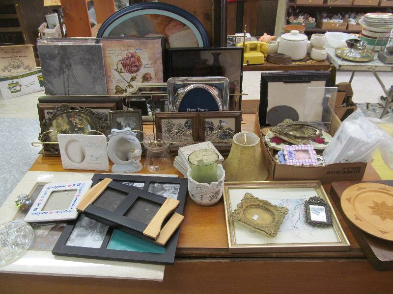 lot 280 image: Picture FramesPictures
