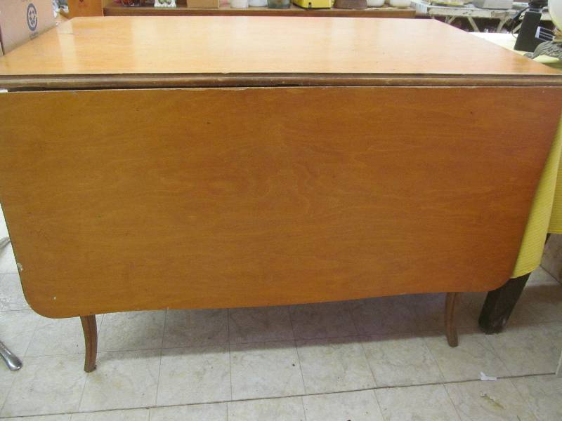 lot 283 image: Vintage Table