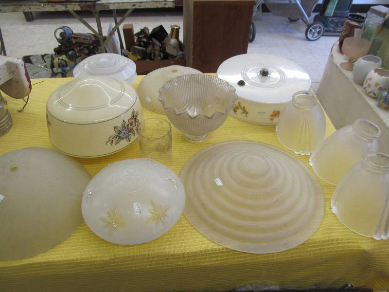 lot 289 image: Vintage Lamp Globes