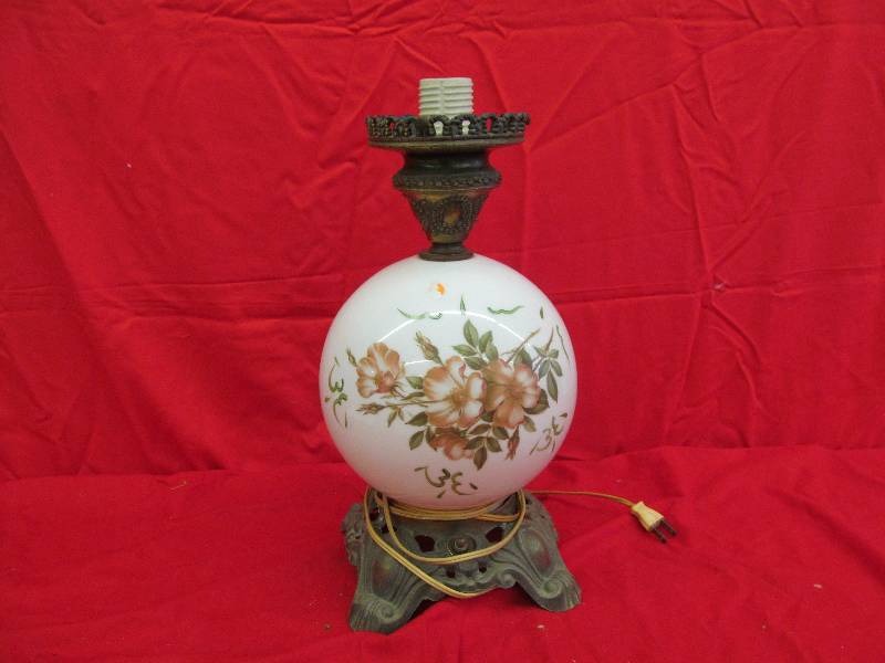 lot 290 image: Vintage Table Lamp