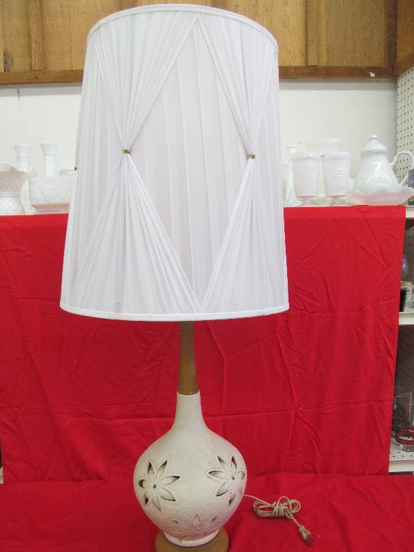 lot 292 image: Vintage Table Lamp