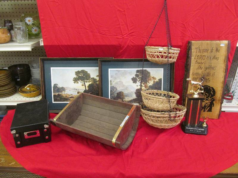 lot 302 image: PicturesWall Dcor