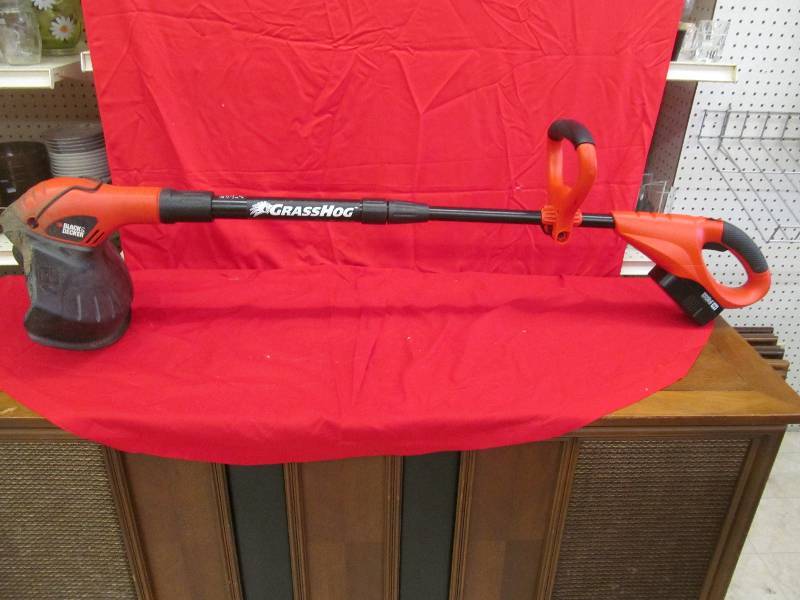 lot 303 image: Black & Decker Trimmer