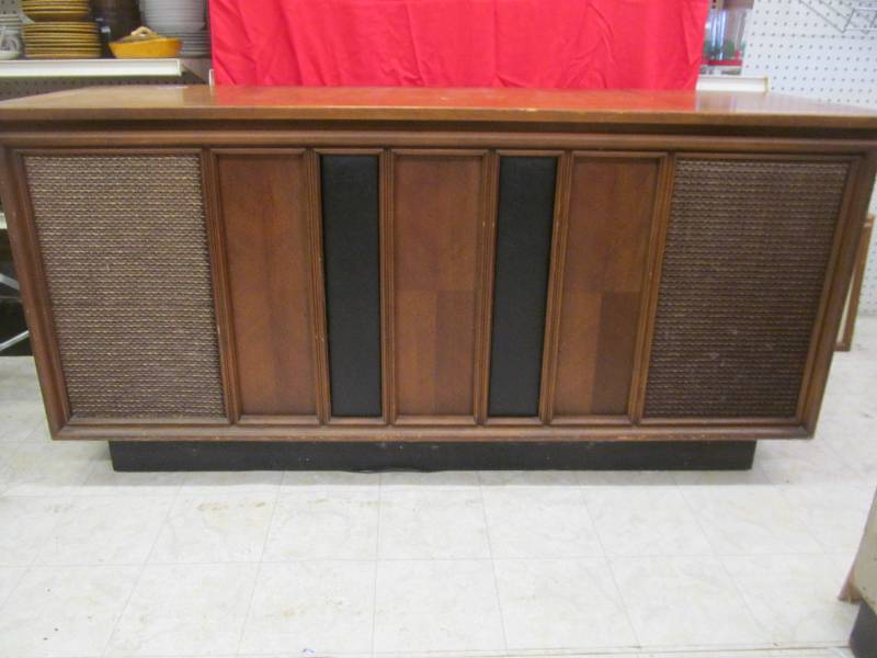 lot 315 image: Vintage Stereo Cabinet