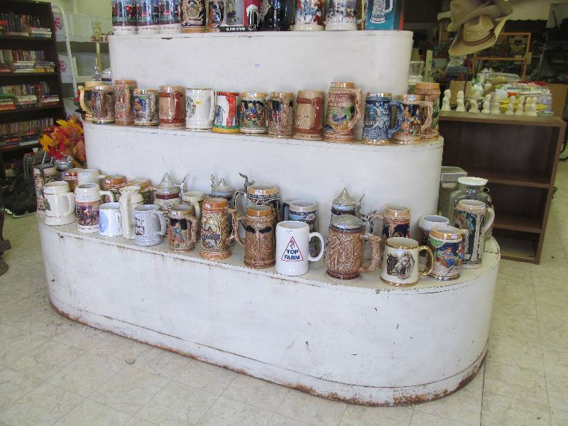 lot 318 image: Vintage Display Shelf