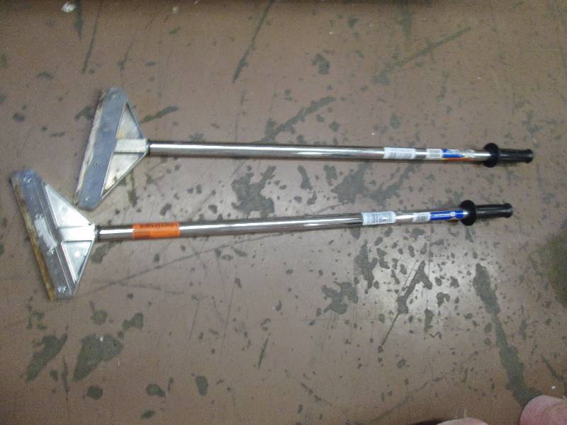 lot 36 image: 2 -8 in. Wide Adjustable Razor Floo...