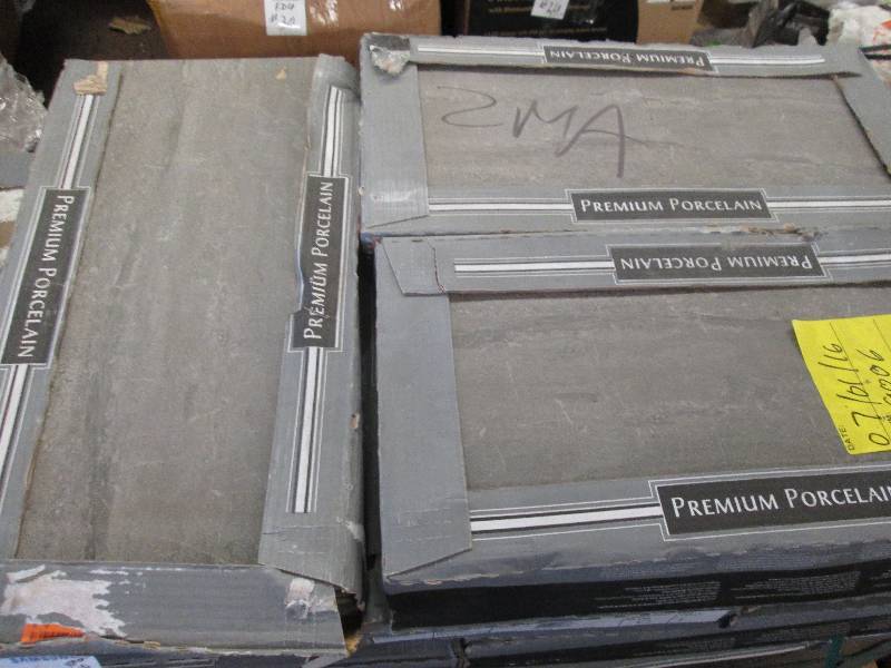 lot 11 image: Lot if 15 -15 x 24 porcelaine til...