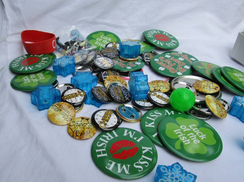 NEW BOX LOT OF 60 PINS AND 8 PENCIL SHARPENERS, MISC