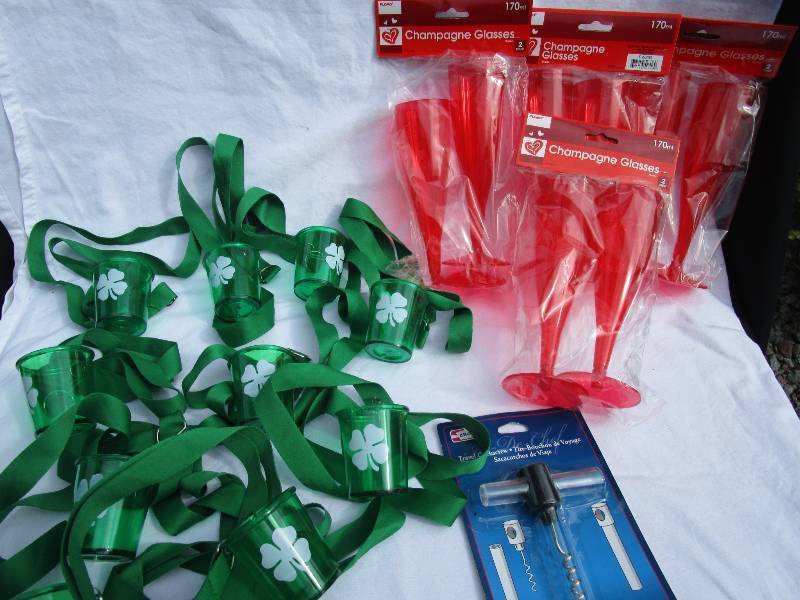 NEW 4 PACKS OF 2 CHAMPAGNE GLASSES, CORKSCREW AND 10 IRISH DRINKING CUPS ON LANYARD