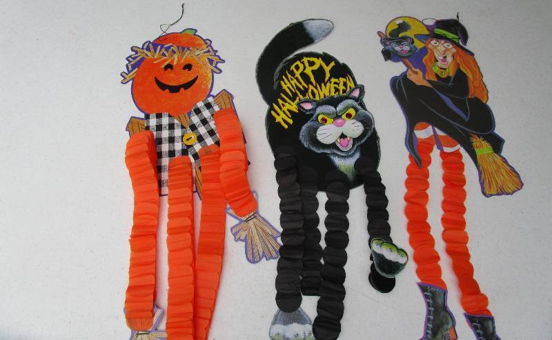 NEW BOX LOT OF HALLOWEEN DECOR