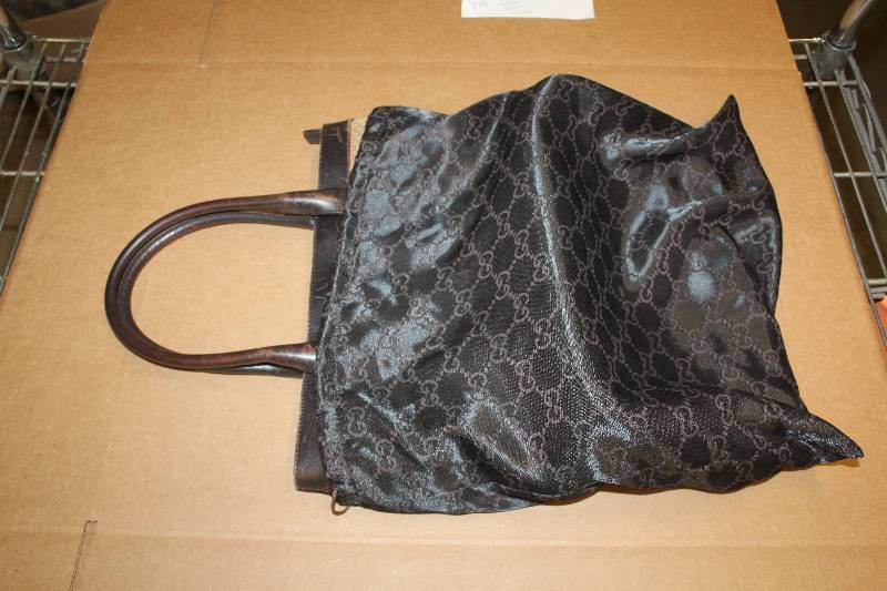 lot 4A image: Gucci Handbag w Dust Cover