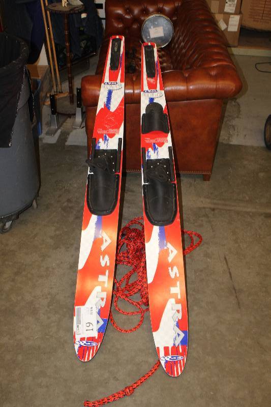 lot 19 image: Astra Professional Water Skis & Rope