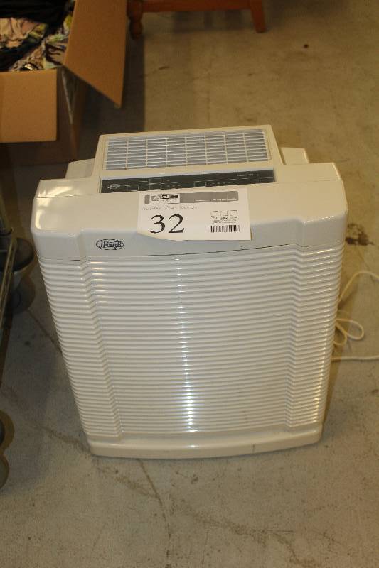 lot 32 image: Hunter Fan Ionizer