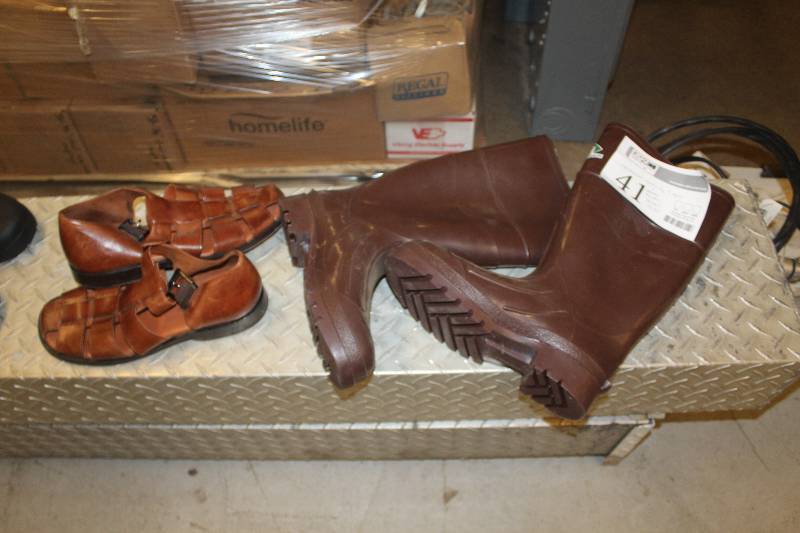 lot 41 image: Lot of Footwear Including New Northerner Size 7 Boots, Johnston Murphy Size 8.5 Sandals