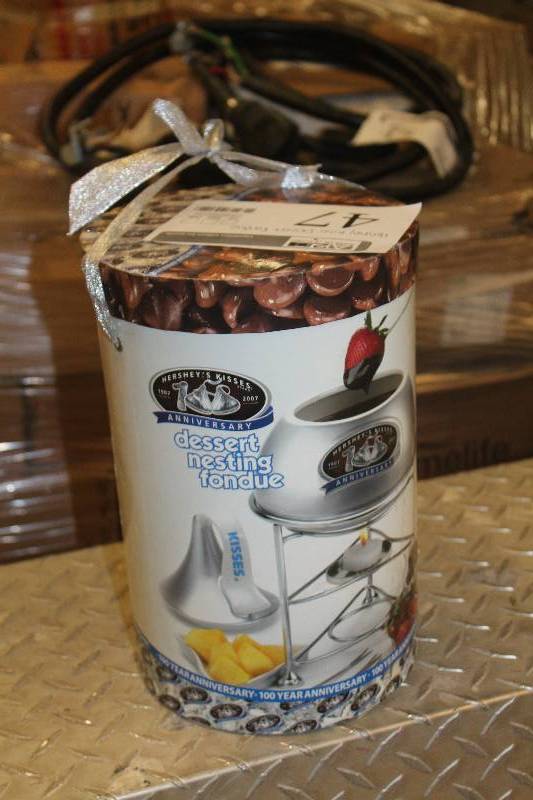 lot 47 image: Hershey Kiss Dessert Fondue Set