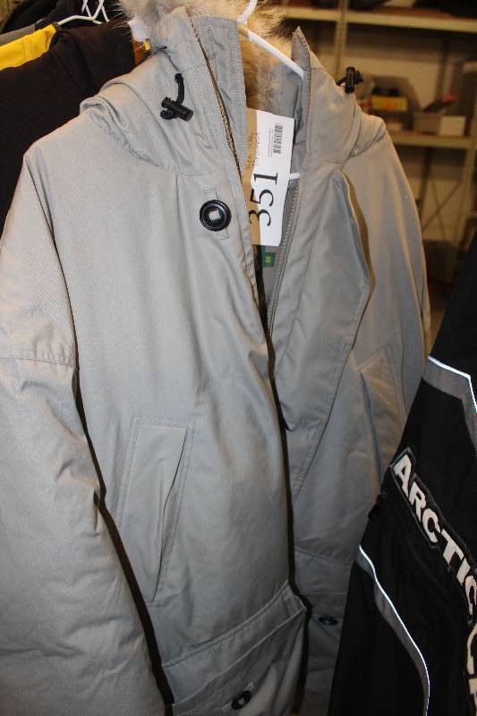 lot 351 image: Cabellas Size 5XL Goosedown Mens Jacket