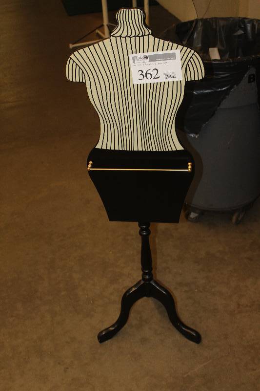 lot 362 image: Womens Silhouette Clothes Display