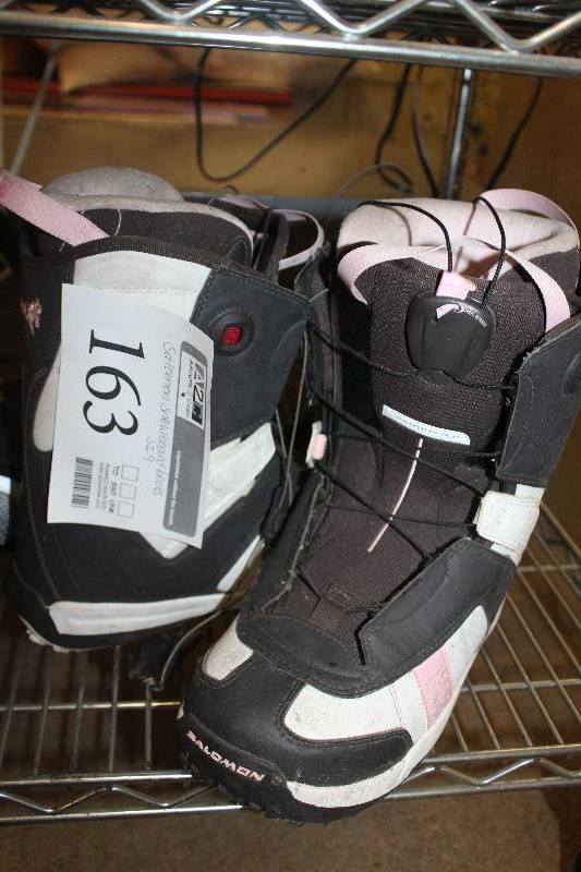 lot 163 image: Salomon Size 9 Snowboard Boots