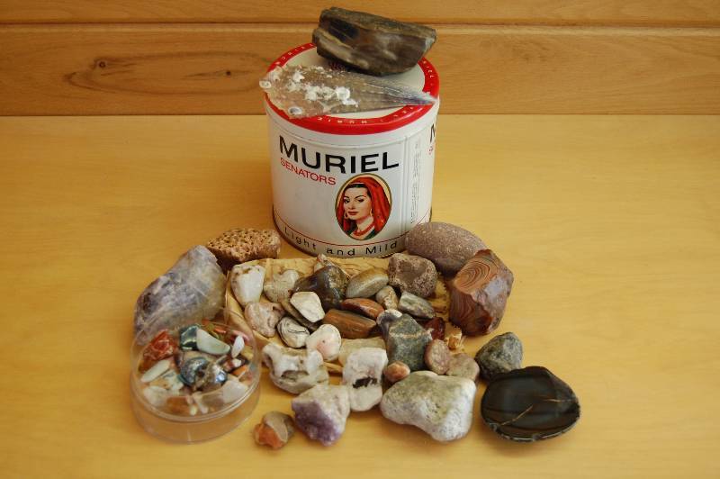 lot 13 image: Agates