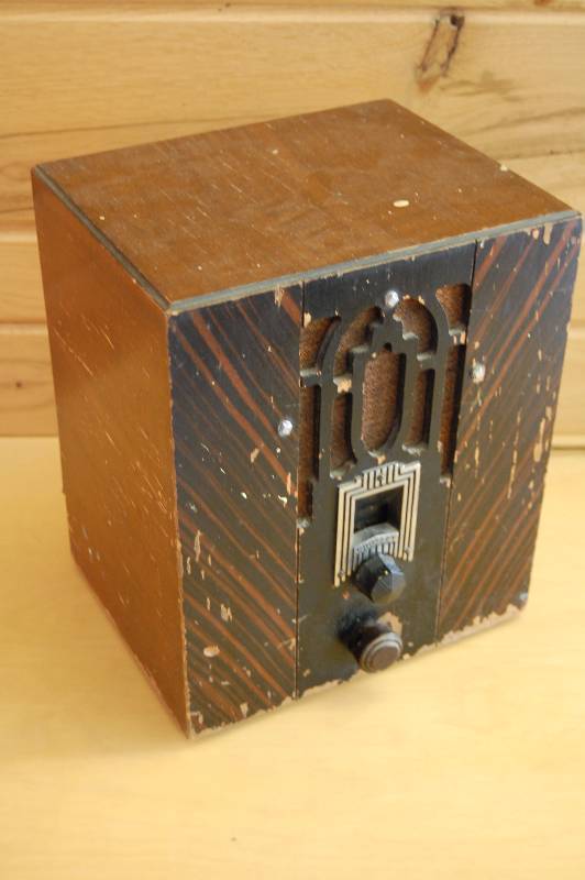 lot 17 image: Vintage Radio