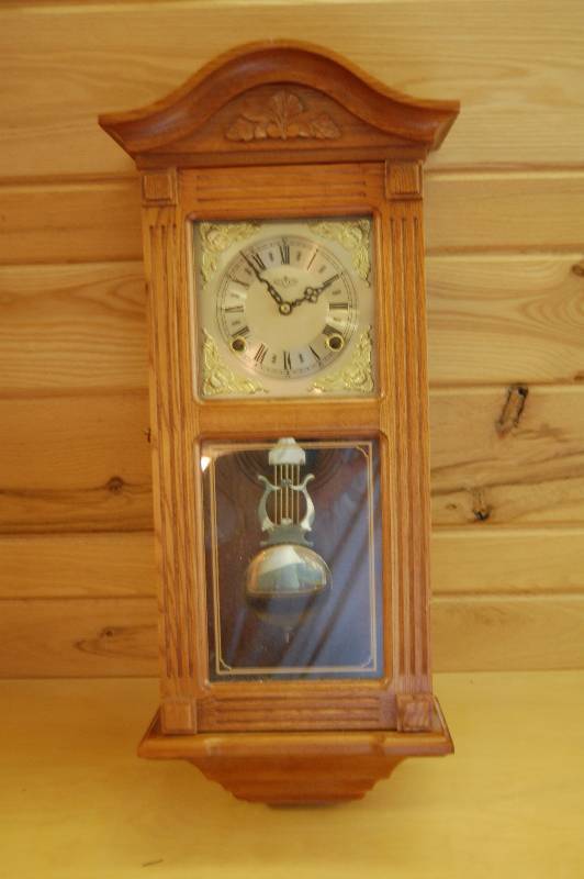 lot 28 image: Clock