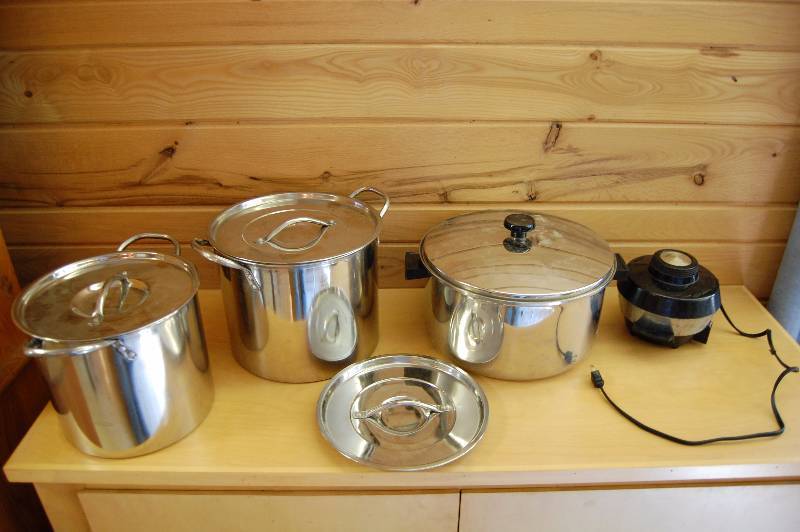 lot 33 image: Pots