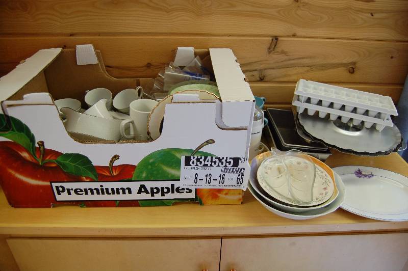 lot 34 image: Dishware