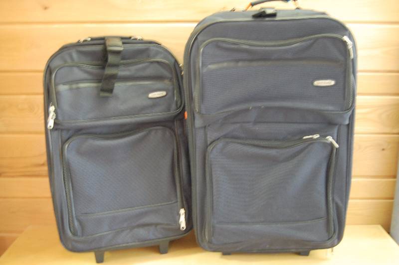 lot 59 image: Luggage