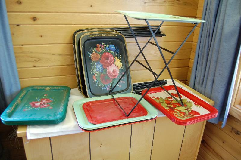 lot 77 image: Dinner Trays