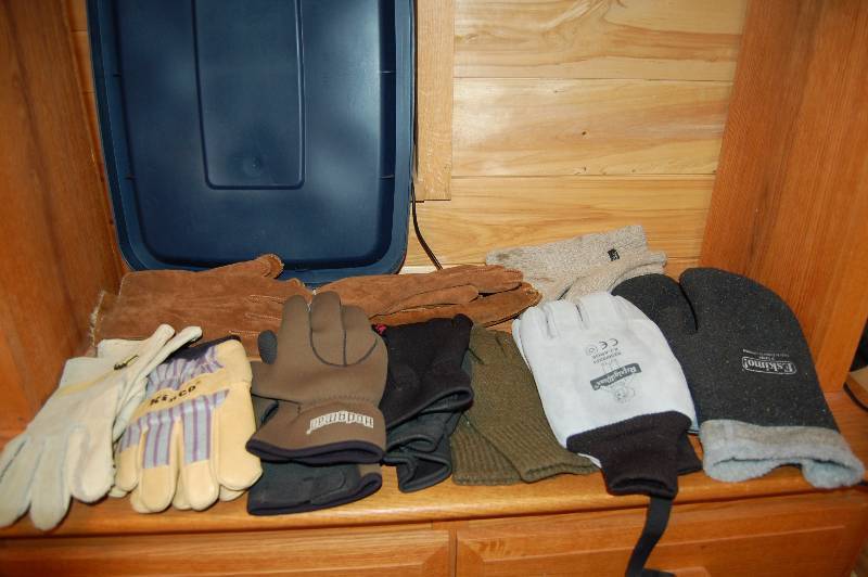 lot 111 image: Heavy Duty Winter Gloves
