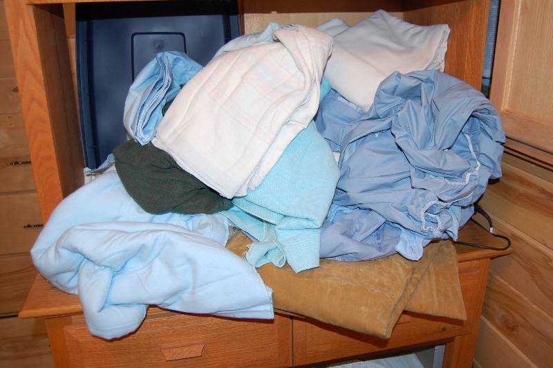 lot 115 image: Air Mattress and Sheets