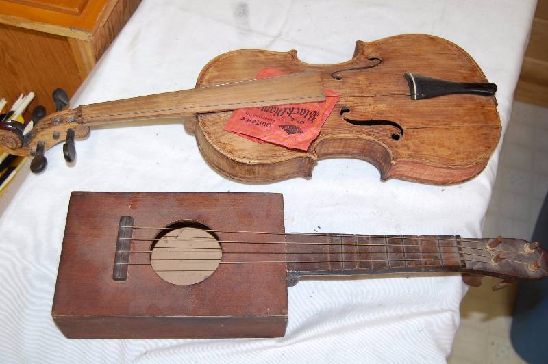lot 165 image: Music Instruments