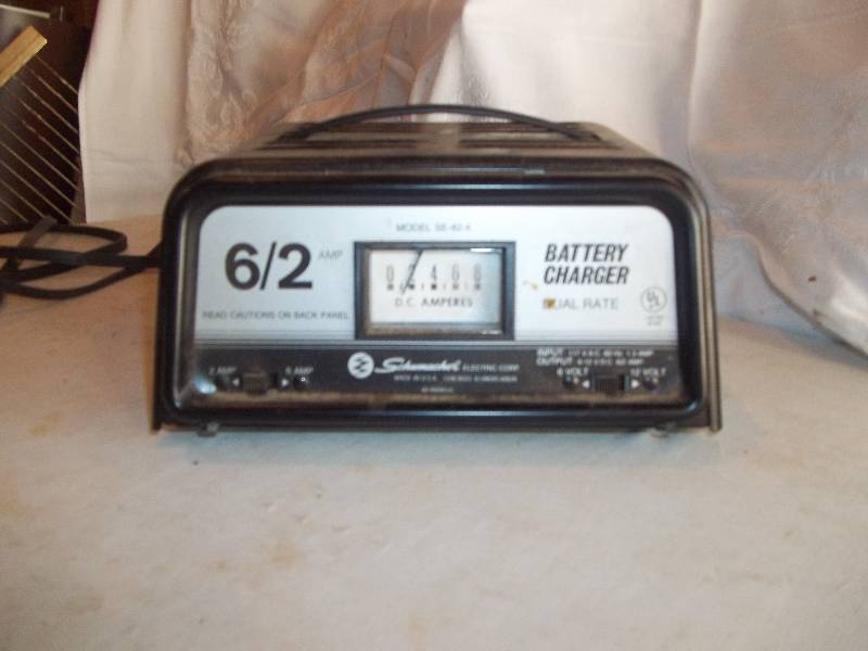 lot 272 image: Automotive Battery Charger