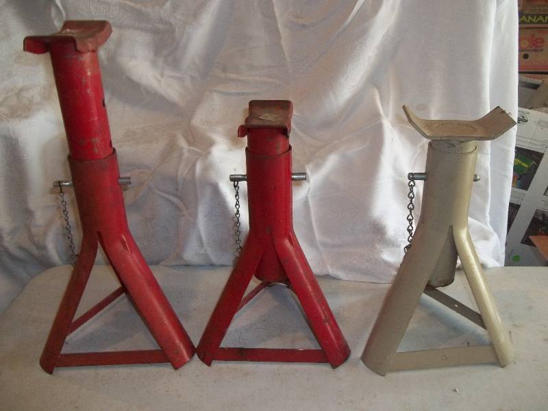 lot 275 image: 3 Automotive Jack Stands