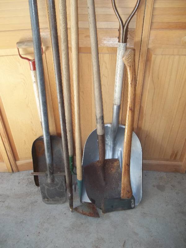 lot 310 image: Yard Tools