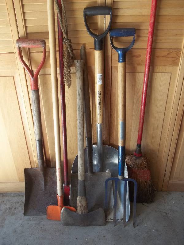 lot 311 image: Yard Tools
