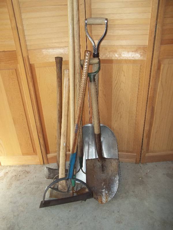lot 312 image: Yard Tools