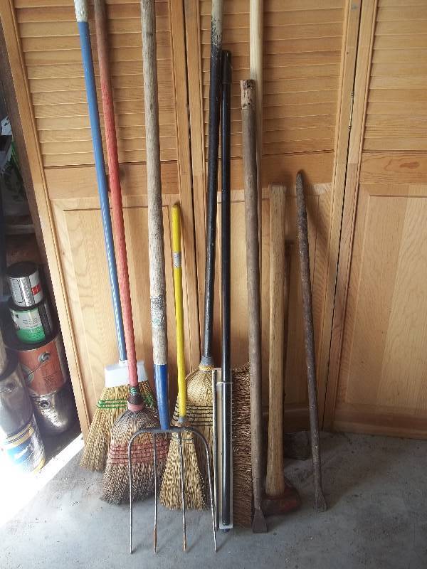 lot 313 image: Yard Tools