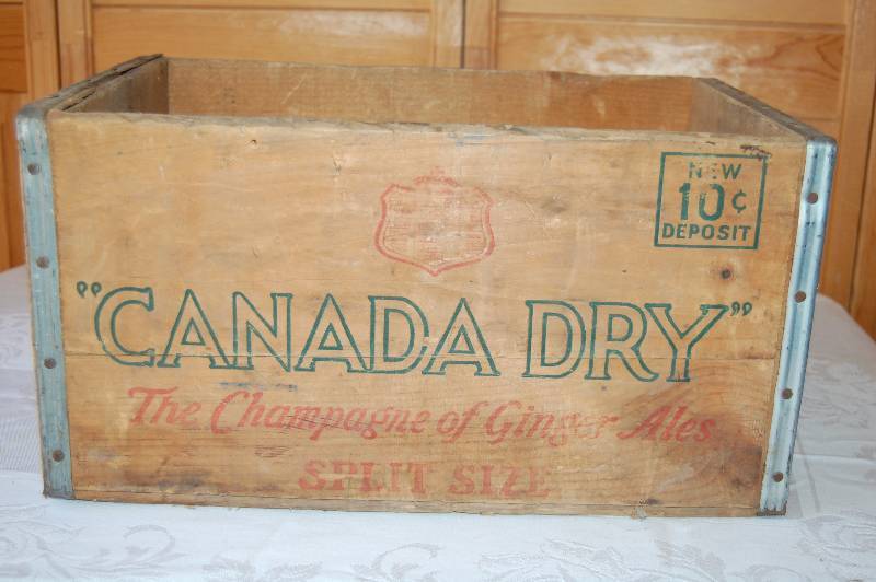 lot 362 image: Vintage Canada Dry Wood Box